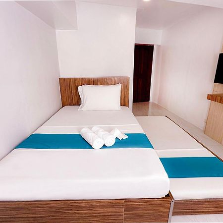 Circuit Hostel Makati City Екстериор снимка