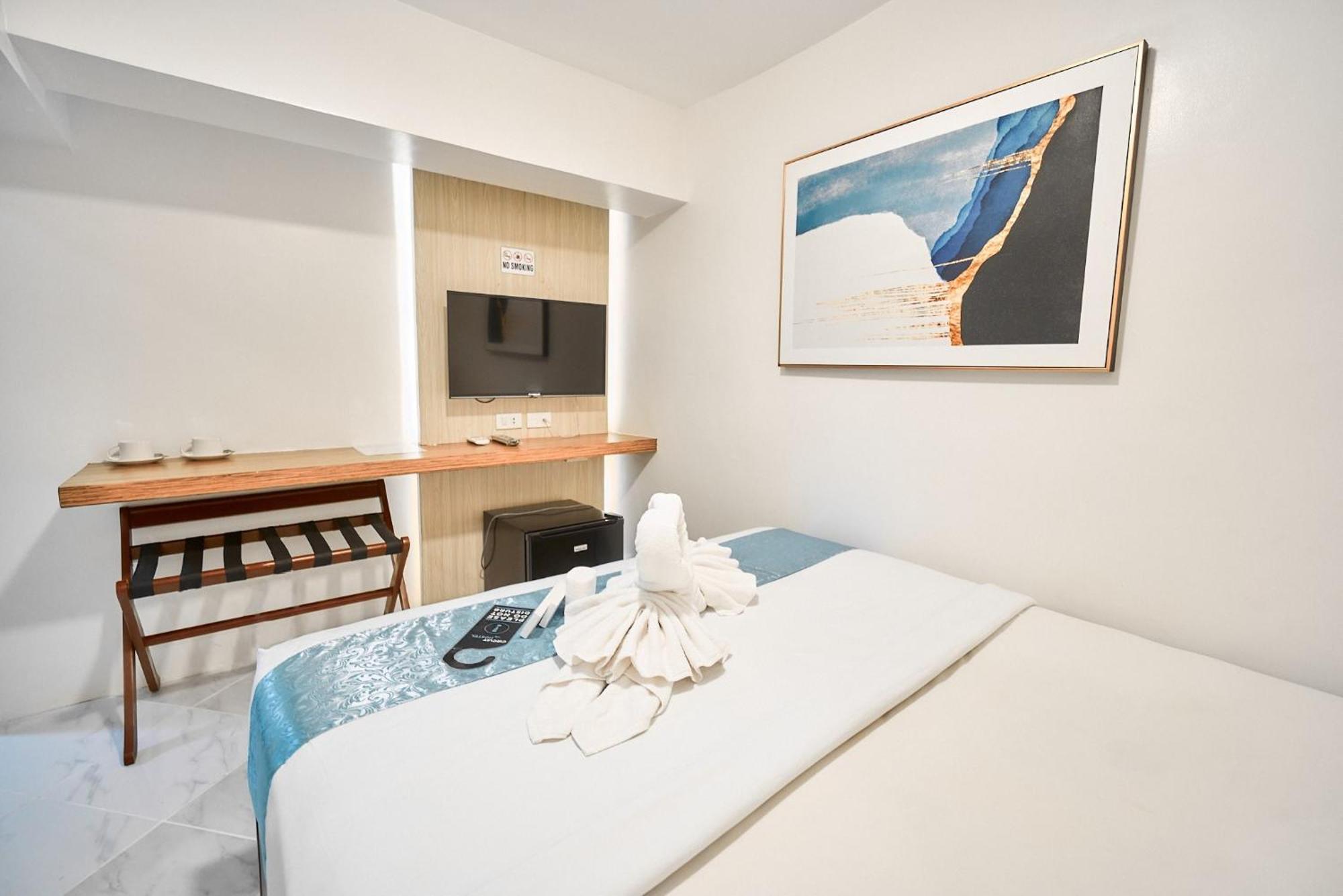Circuit Hostel Makati City Екстериор снимка