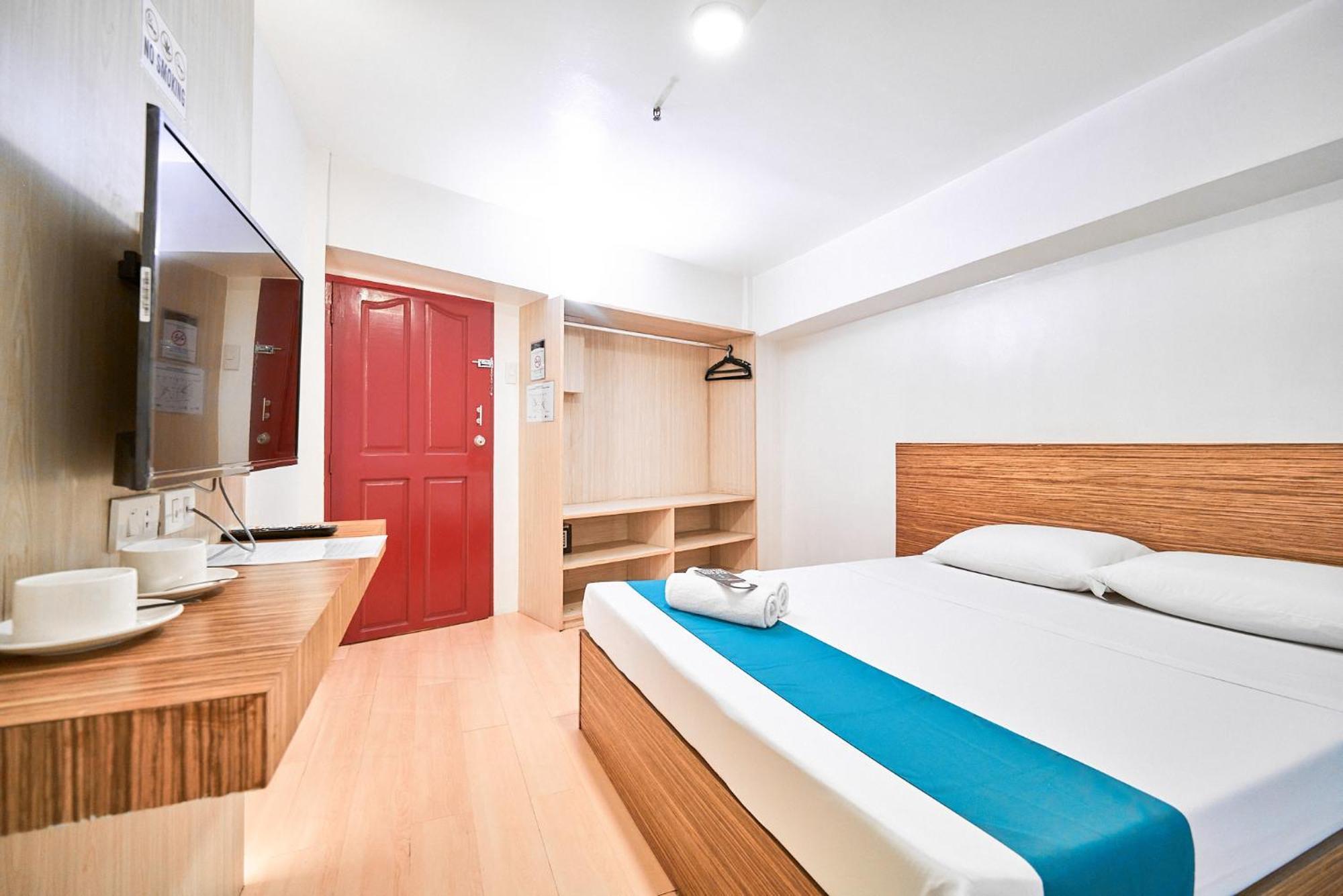 Circuit Hostel Makati City Екстериор снимка