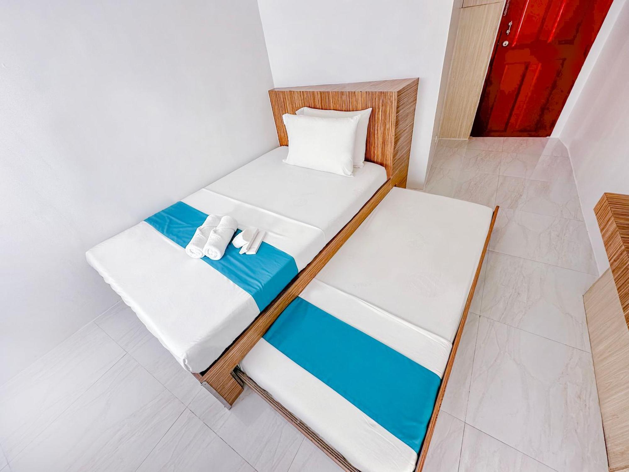 Circuit Hostel Makati City Екстериор снимка