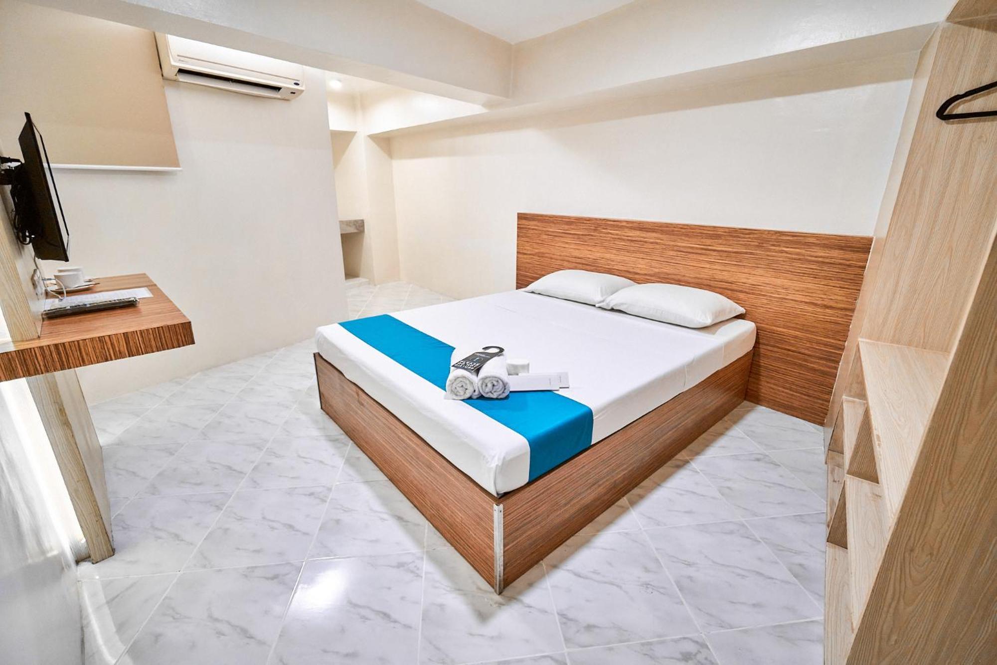 Circuit Hostel Makati City Екстериор снимка