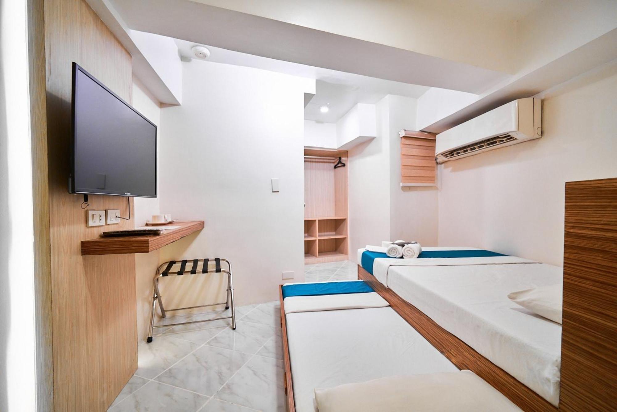 Circuit Hostel Makati City Екстериор снимка